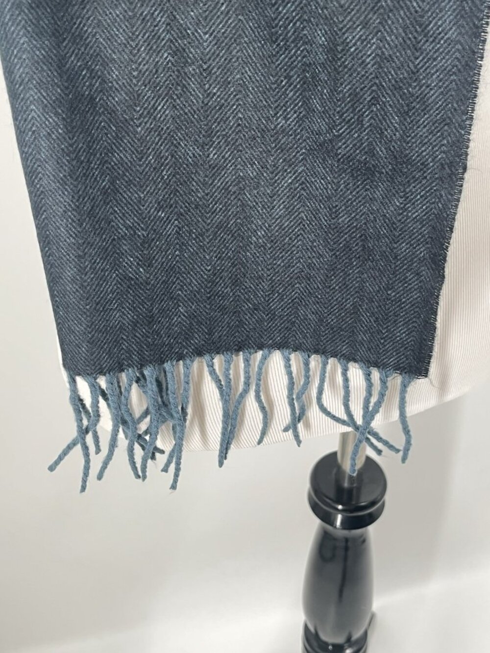 100% Cashmere Scarf Made in Scotland Navy Black Quiet Luxury Preppy - Picture 2 of 3